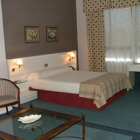 Hotel Las Cigueenas Trujillo Oda fotoğraf