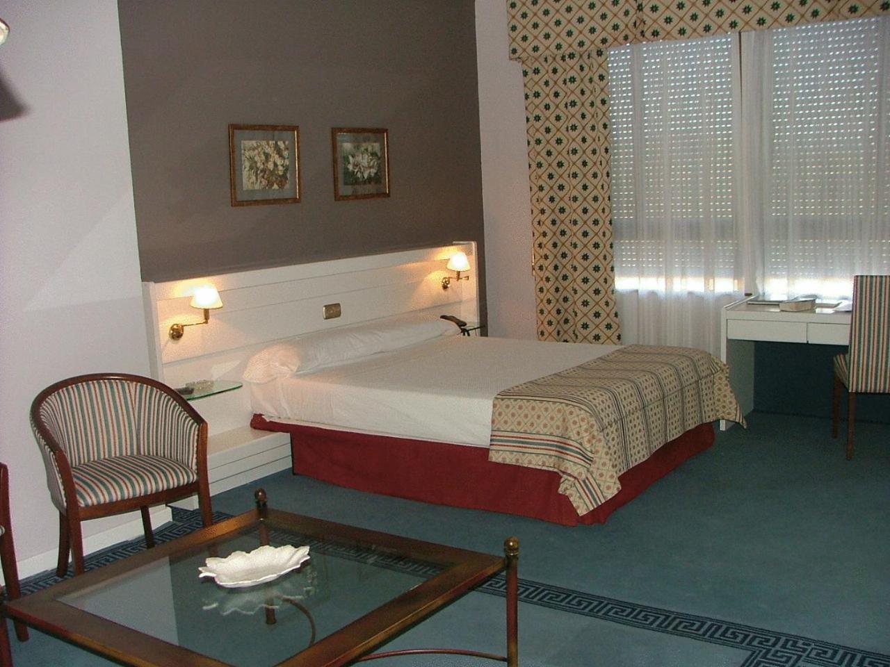 Hotel Las Cigueenas Trujillo Oda fotoğraf