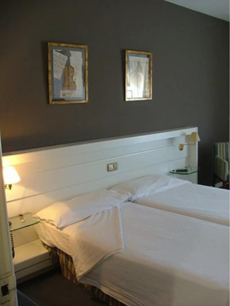 Hotel Las Cigueenas Trujillo Dış mekan fotoğraf